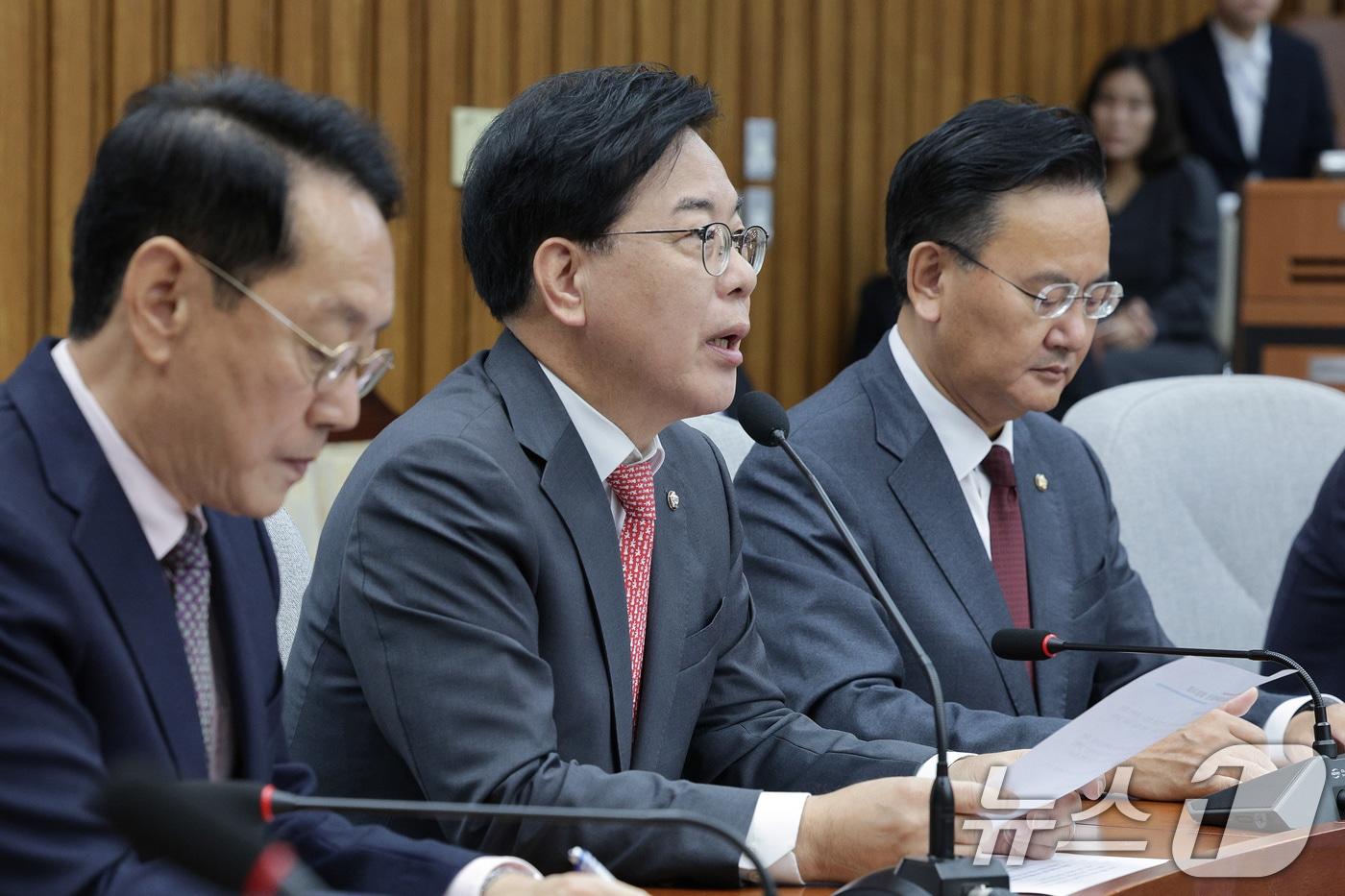 송언석 국민의힘 원내대표가 17일 서울 여의도 국회에서 열린 국정감사 대책회의에서 발언하고 있다. 2025.10.17/뉴스1 ⓒ News1 신웅수 기자