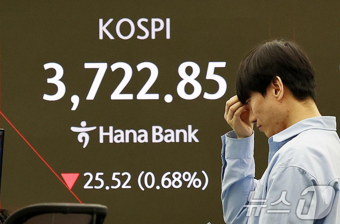 17일 오전 서울 중구 하나은행 딜링룸 전광판에 개장 시황이 나오고 있다. 이날 코스피지수는 3732.76으로 하락 출발했다. 서울 외환시장에서 원·달러 환율은 장 초반 전 거래일 대비 4.70원&#40;0.33%&#41; 내린 1417.90원을 나타냈다. 2025.10.17/뉴스1 ⓒ News1 박지혜 기자