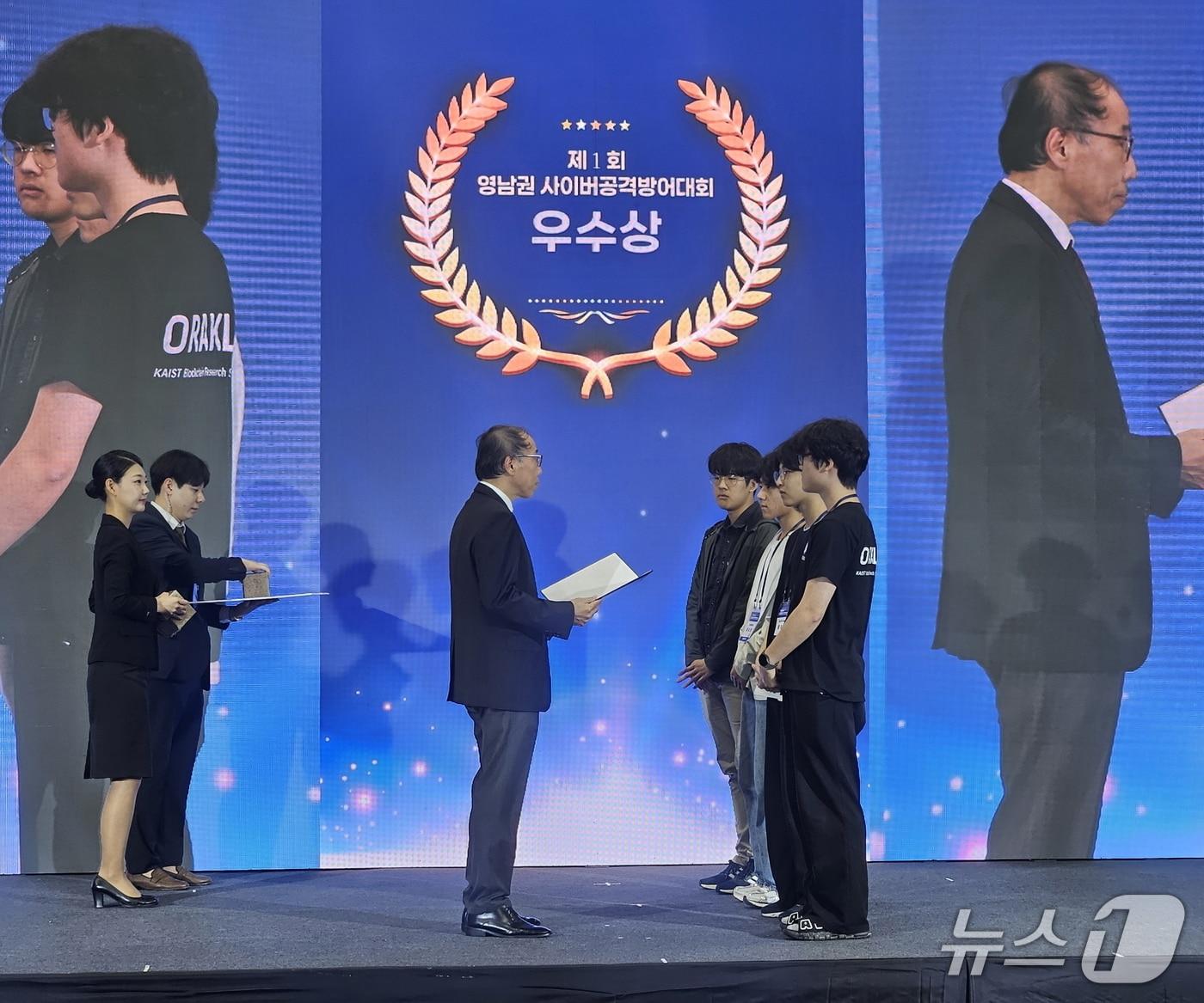 본문 이미지 - 남부발전 한진규 정보보안실장&#40;왼쪽&#41;이 15일 부산 벡스코에서 열린 ‘제1회 영남권 사이버공격 방어대회‘에서 대학생부 우수상을 수상한 ’보라핑크민‘에게 상장을 수여하고 있다. &#40;남부발전 제공. 재판매 및 DB금지&#41;.