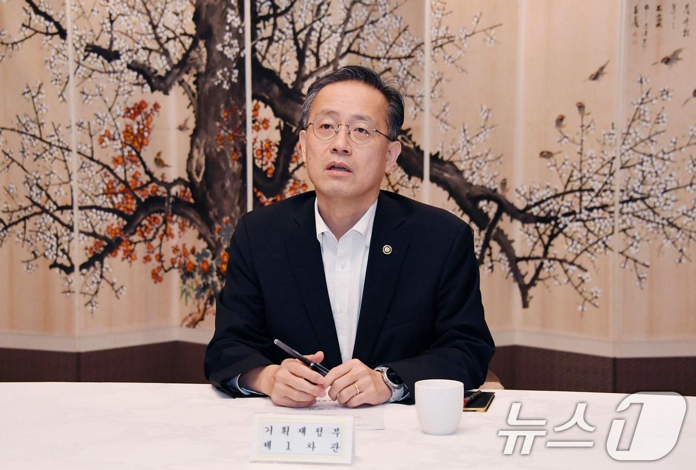 이형일 기획재정부 차관이 17일 서울 종로구 정부서울청사에서 열린 &#39;시장상황점검회의&#39;를 주재하고 있다. &#40;기획재정부 제공. 재판매 및 DB 금지&#41; 2025.10.17/뉴스1