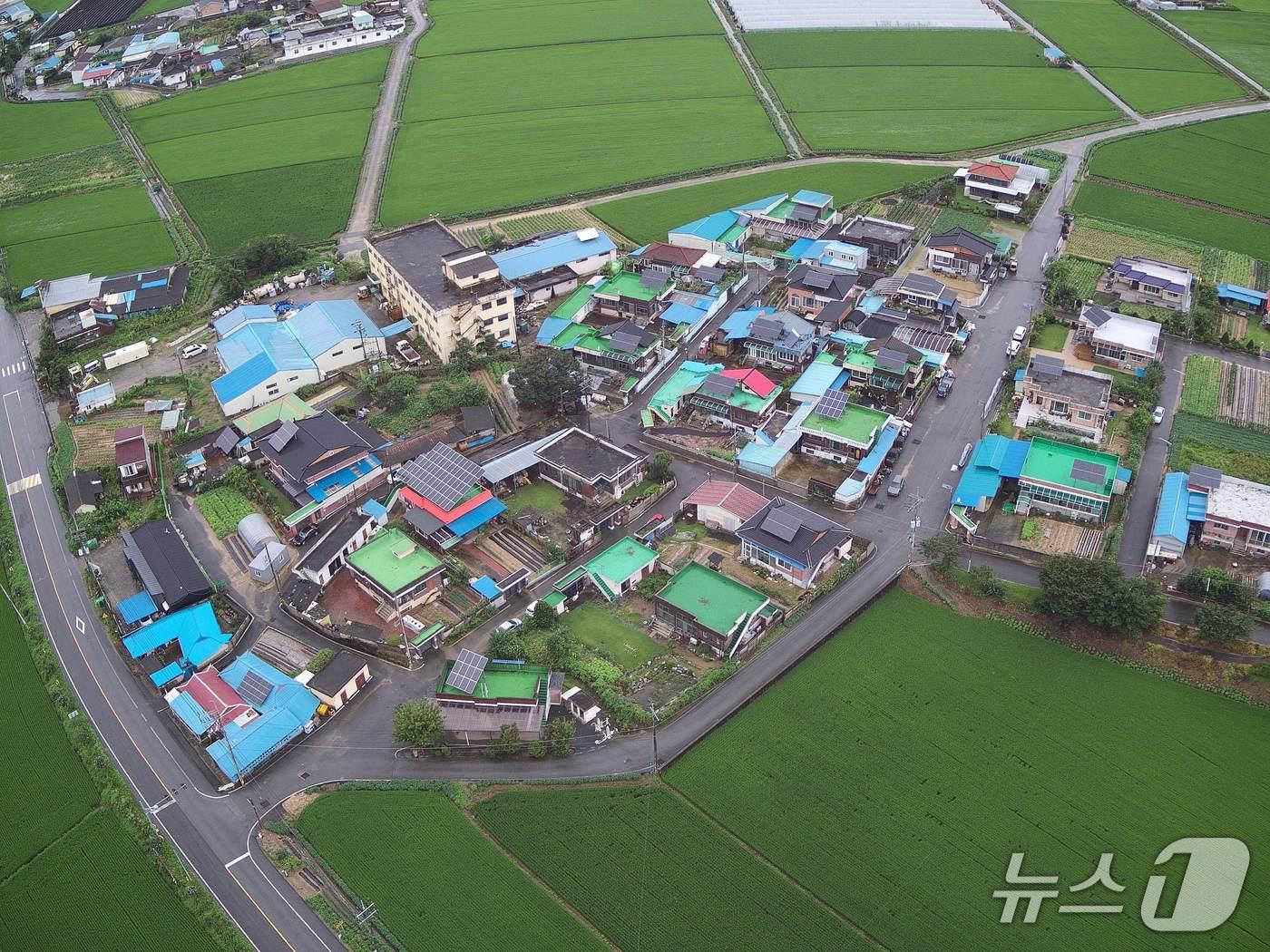 본문 이미지 - 충북 진천군 진천읍 하덕마을 태양광시설 설치 모습.&#40;진천군 제공, 재판매 및 DB금지&#41;/뉴스1