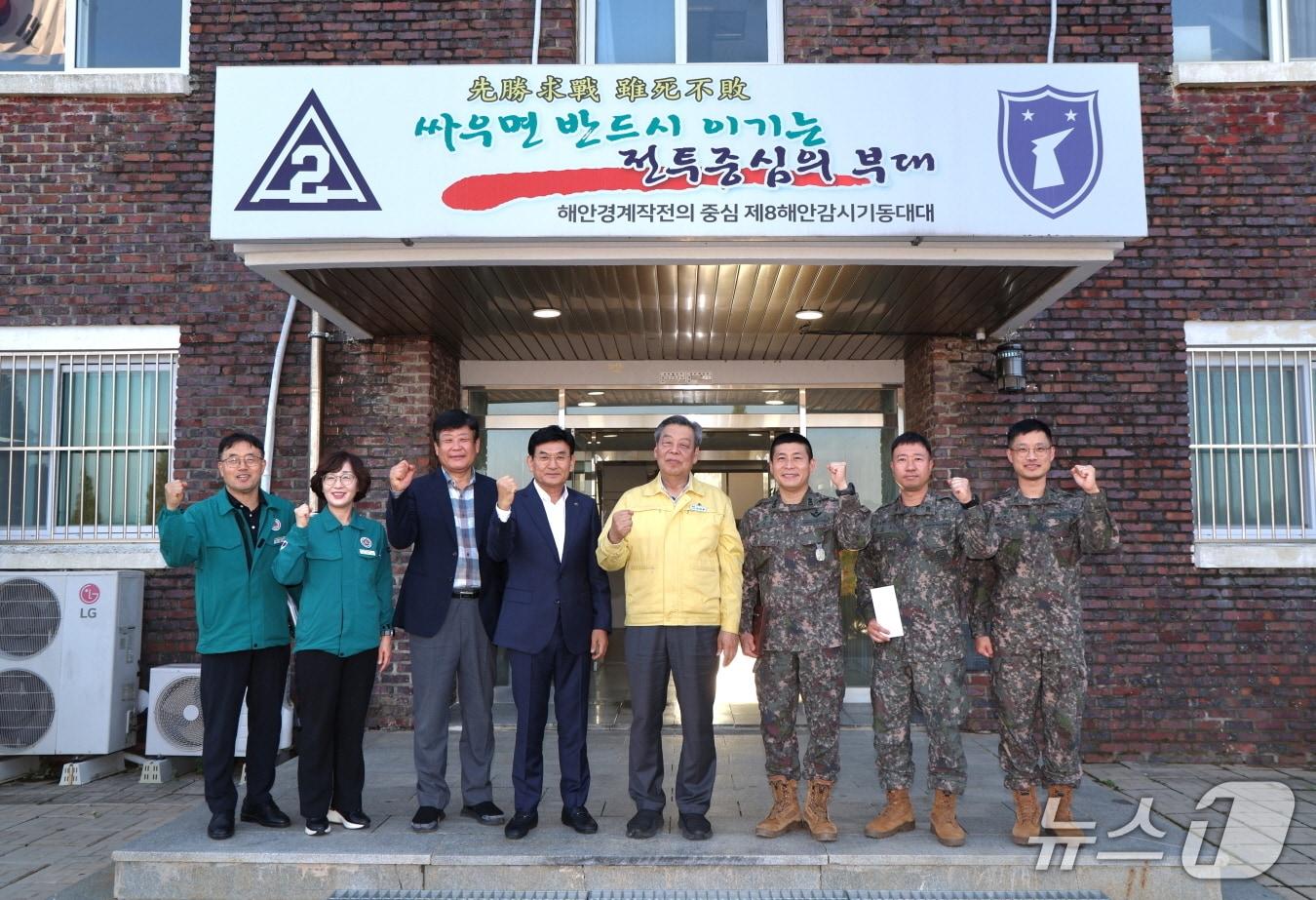 본문 이미지 - 지난 16일 가세로 군수 등 태안군 통합방위협의회 관계자가 8해안감시기동대대를 방문해 장병들의 노고를 치하하고 표창패를 전달했다.(태안군 제공. 재판매 및 DB금지)2025.10.17/뉴스1