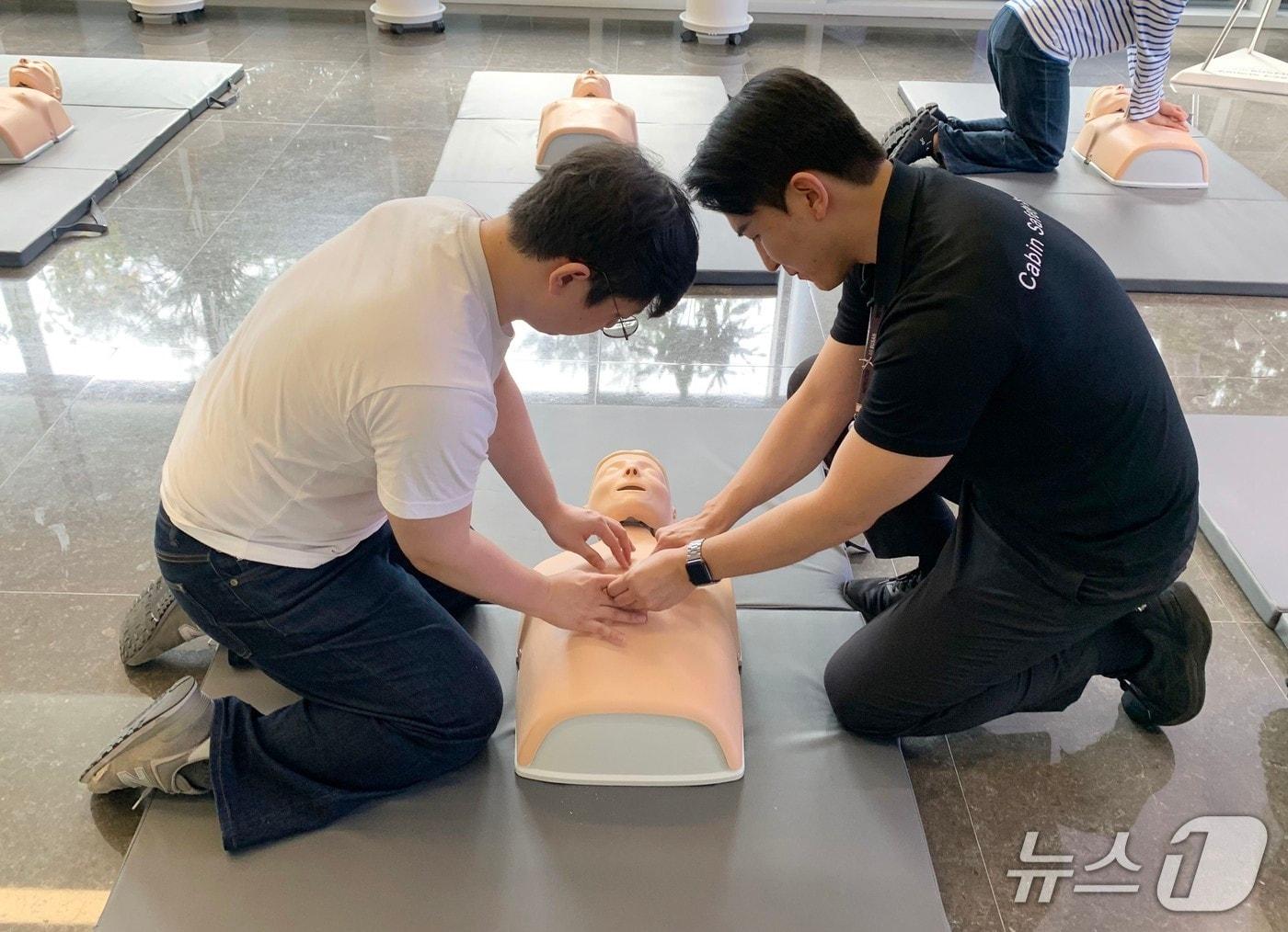 본문 이미지 - 16일 에어부산 사옥에서 진행된 산업재해 비상대응 훈련에 참여한 임직원이 심폐소생술 교육을 받고 있다.(에어부산 제공. 재판매 및 DB 금지)