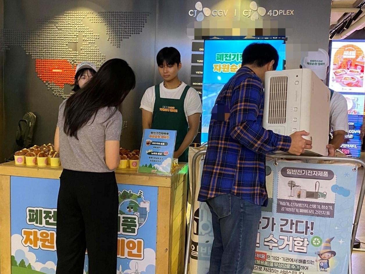 본문 이미지 - CGV 본사 로비에서 진행된 &#39;폐전기·전자제품 기부 캠페인&#39;에 임직원들이 참여하고 있다&#40;CJ CGV 제공&#41;.