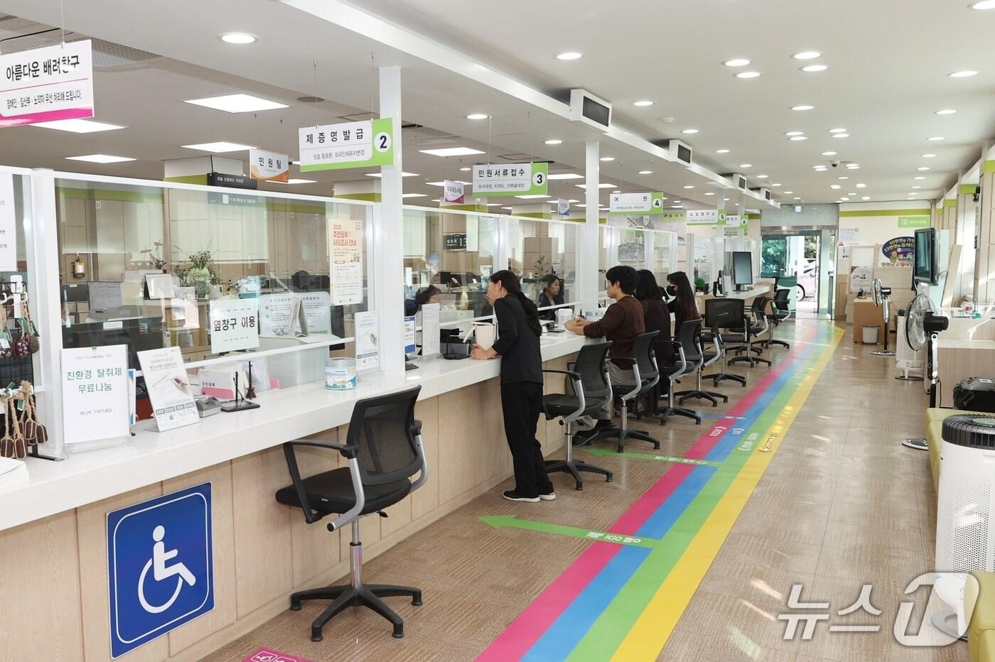 2025 국민행복민원실로 재인증받은 충북 진천군청 민원실.(진천군 제공, 재판매 및 DB금지)/뉴스1