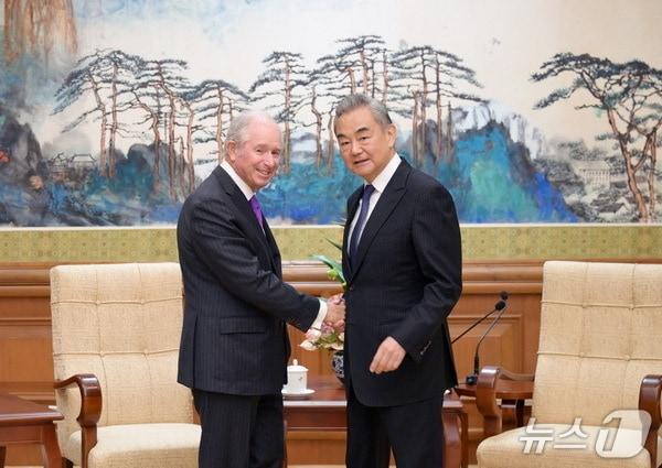 본문 이미지 - 왕이 중국 외교부장과 스티브 앨런 슈워츠먼 블랙스톤 회장 겸 최고경영자(CEO)가 16일 베이징에서 회담했다. (중국 외교부 홈페이지)