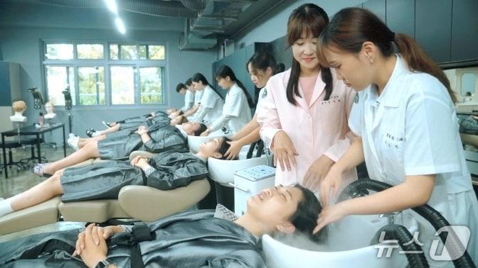 본문 이미지 - 전북 익산 진경여고 토탈뷰티과 수업장면.&#40;전북교육청 제공, 재판매 및 DB 금지&#41;/뉴스1