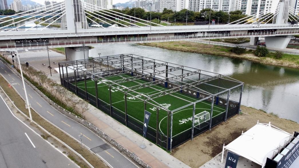 본문 이미지 - 아디다스코리아는 서울시와 &#39;서울아 운동하자&#39; 사회공헌사업의 일환으로 동대문구 휘경2수변공원 풋살장을 재개장했다&#40;아디다스제공&#41;