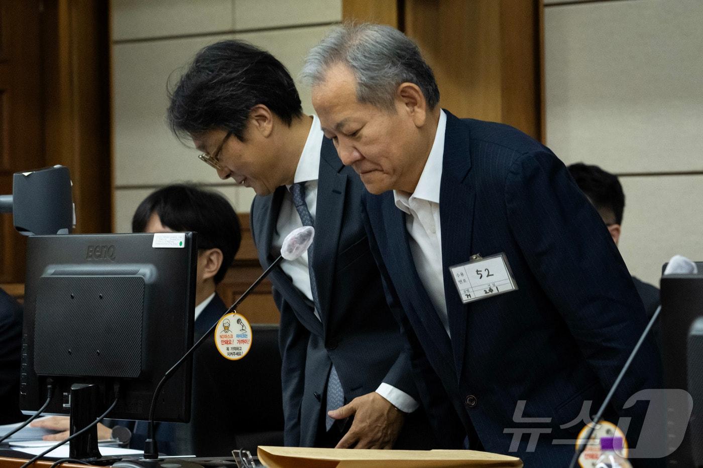 본문 이미지 - 이상민 전 행정안전부 장관이 17일 서울 서초구 서울중앙지법에서 열린 내란 중요임무 종사 등 혐의 첫 공판기일에 출석하고 있다. 2025.10.17 ⓒ 뉴스1 사진공동취재단