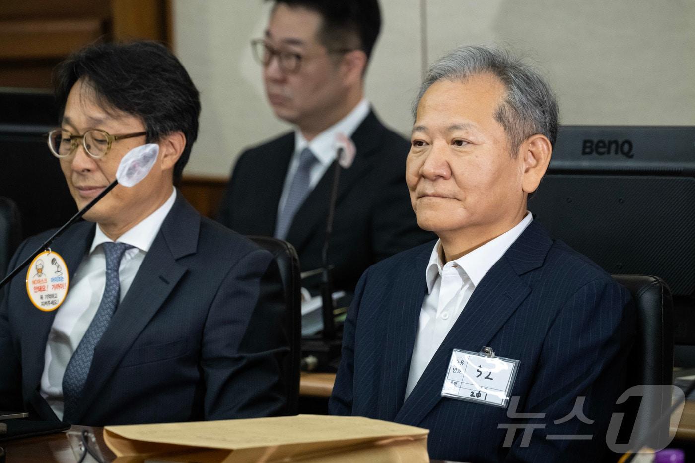 이상민 전 행정안전부 장관이 17일 서울 서초구 서울중앙지법에서 열린 내란 중요임무 종사 등 혐의 첫 공판기일에 출석해 피고인석에 앉아 있다. 2025.10.17/뉴스1 ⓒ News1 사진공동취재단