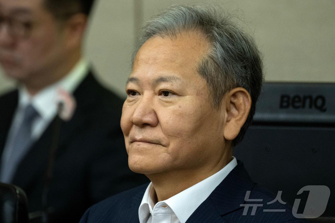 이상민 전 행정안전부 장관이 17일 서울 서초구 서울중앙지법에서 열린 내란 중요임무 종사 등 혐의 첫 공판기일에 출석해 피고인석에 앉아 있다. 2025.10.17/뉴스1 ⓒ News1 사진공동취재단