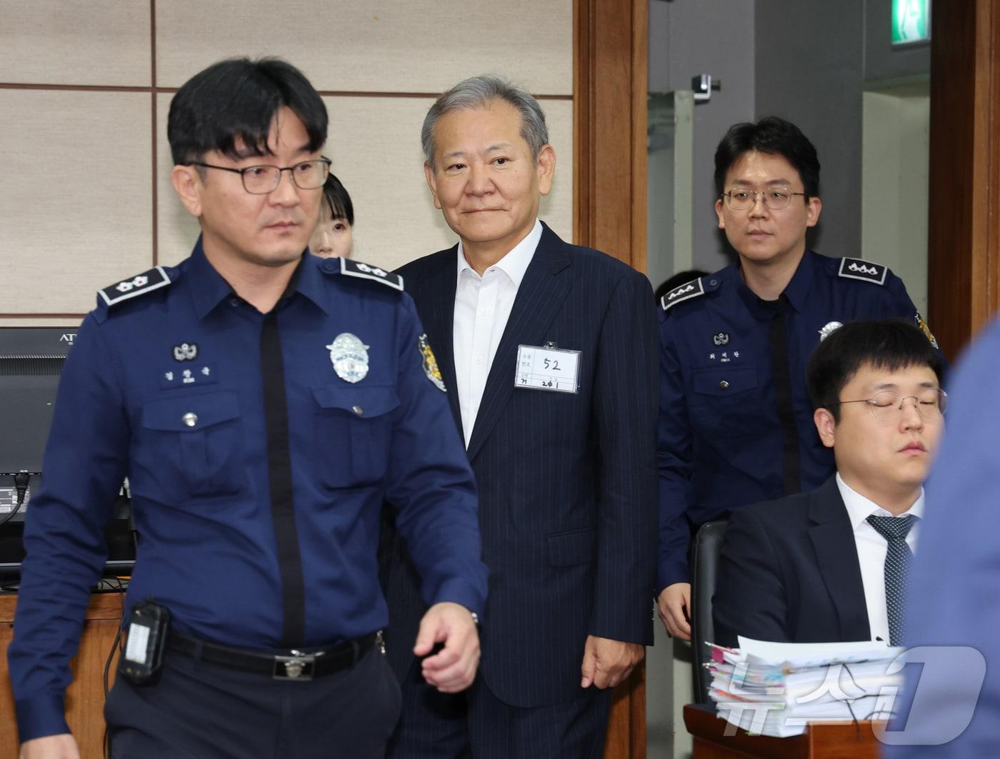 본문 이미지 - 12·3 비상계엄 관련 언론사 단전·단수를 지시한 혐의로 구속기소 된 이상민 전 행정안전부 장관이 17일 오전 서울 서초구 서울중앙지방법원에서 열린 첫 공판에 출석하고 있다. 2025.10.17/뉴스1 ⓒ News1 사진공동취재단