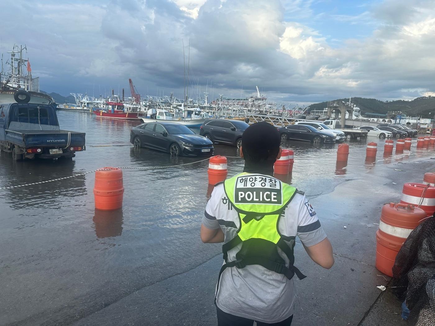 본문 이미지 - 보령해경이 대조기 기간 대천항 인근 주차장을 점검하는 모습.(보령해경 제공. 재판매 및 DB금지)