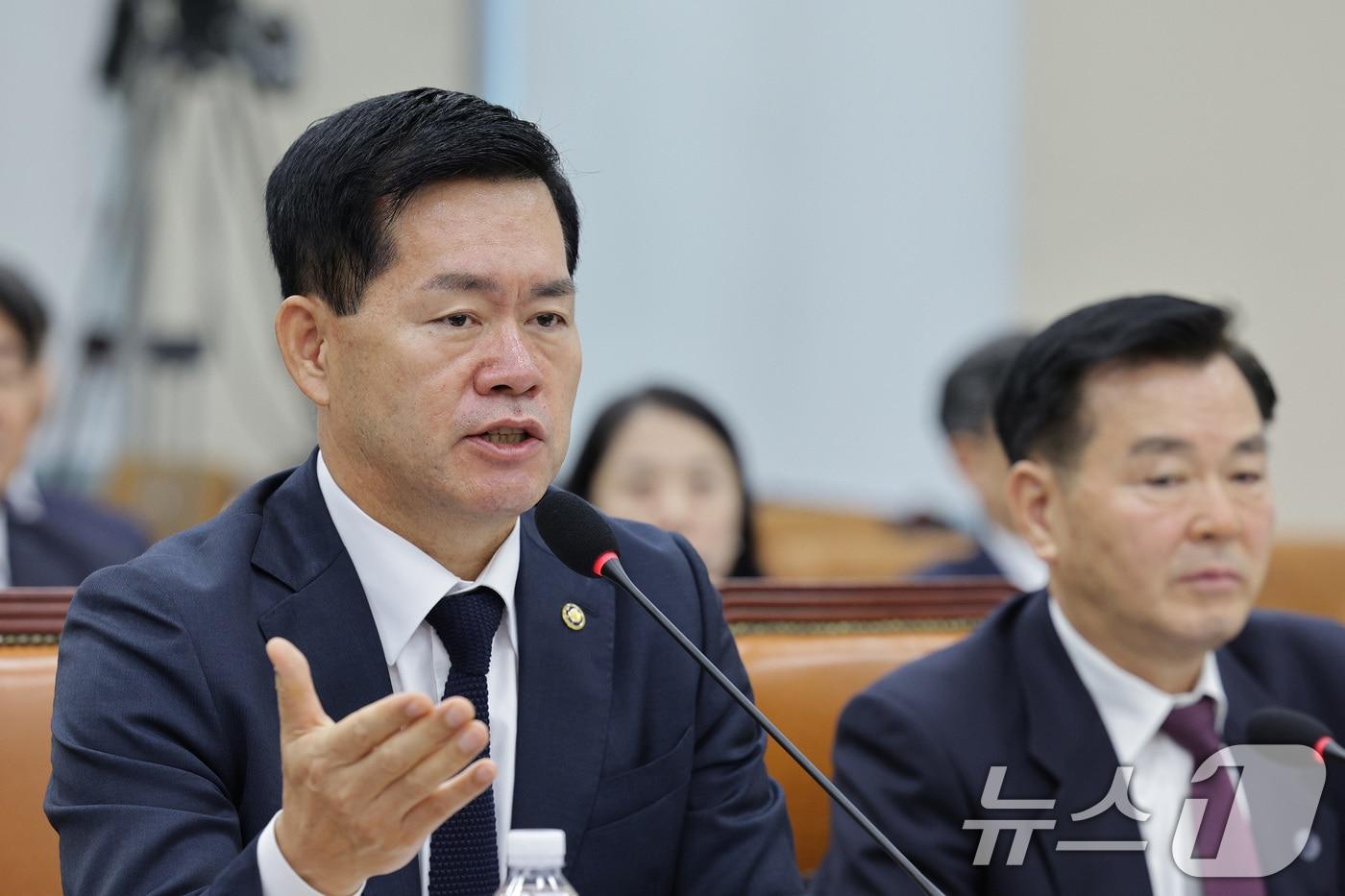 석종건 방위사업청장이 17일 서울 여의도 국회 국방위원회에서 열린 방위사업청 등에 대한 국정감사에서 의원 질의에 답변하고 있다. 2025.10.17/뉴스1 ⓒ News1 신웅수 기자