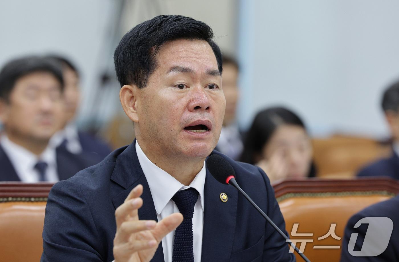 석종건 방위사업청장이 17일 서울 여의도 국회 국방위원회에서 열린 방위사업청 등에 대한 국정감사에서 의원 질의에 답변하고 있다. 2025.10.17/뉴스1 ⓒ News1 신웅수 기자