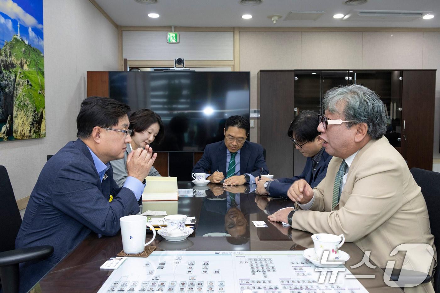 본문 이미지 - 김성환 기후에너지환경부장관이 서울 서초구 한강홍수통제소에서 김상협 글로벌녹색성장기구(GGGI) 사무총장과 만나 아세안 기후행동을 견인하기 위한 국제협력 방안을 논의하고 있다. (기후에너지환경부 제공. 재판매 및 DB 금지) 2025.10.17 ⓒ 뉴스1