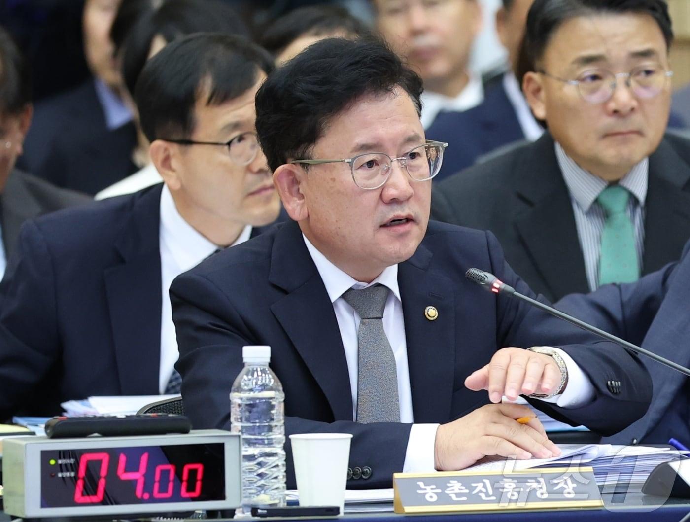 본문 이미지 - 이승돈 농촌진흥청장이 17일 전북 전주시 농촌진흥청에서 열린 농림축산식품해양수산위원회 국정감사에서 질의에 답변을 하고 있다. 2025.10.17/뉴스1 ⓒ News1 유경석 기자