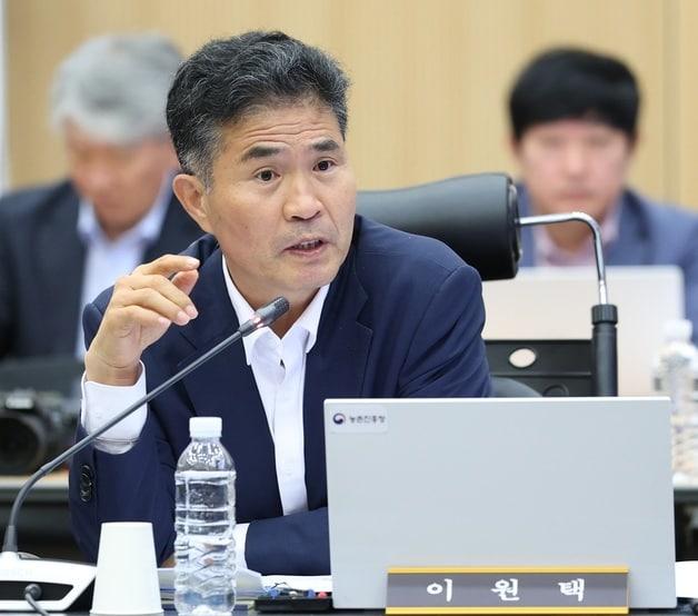 본문 이미지 - 이원택 더불어민주당 의원이  전북 전주시 농촌진흥청에서 열린 농림축산식품해양수산위원회 국정감사에서 질의를 하고 있다. 2025.10.17/뉴스1 ⓒ News1 유경석 기자