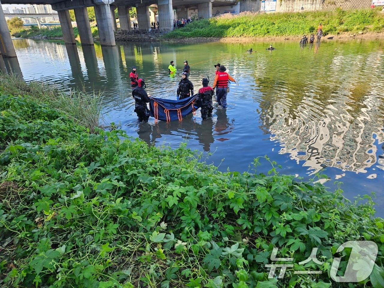 본문 이미지 - 경기북부소방재난본부가 지난 10월 13일 발생한 중랑천 실종자를 수색하던 중  17일 오전 8시 50분께 사고지점 하류 200m에서 중학생 A 군의 시신을 발견했다. &#40;경기북부소방재난본부 제공. 재판매 및 DB 금지&#41; 2025.10.17/뉴스1