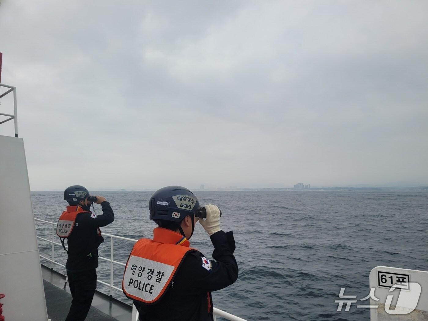 본문 이미지 - 17일 강원 고성 공현진항 인근 해상서 조업하던 70대 선장 수색 중인 속초해경.&#40;속초해경 제공, 재판매 및 DB 금지&#41; 2025.10.17/뉴스1