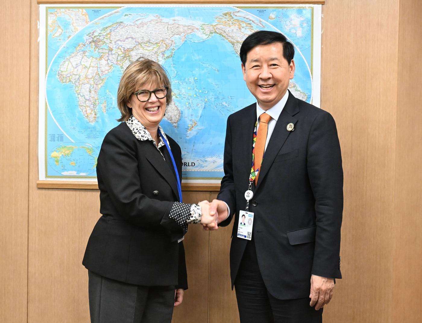 본문 이미지 - 주요20개국&#40;G20&#41; 재무장관회의와 국제통화기금 및 세계은행&#40;IMF/WB&#41; 연차총회 참석차 미국 워싱턴D.C.를 방문중인 구윤철 부총리 겸 기획재정부 장관이 10월 16일&#40;현지시간&#41; 국제통화기금&#40;IMF&#41;에서 발레리 위흐뱅 유로클리어 그룹대표&#40;CEO&#41;와 면담에 앞서 악수하며 인사를 하고 있다.&#40;기재부 제공&#41;