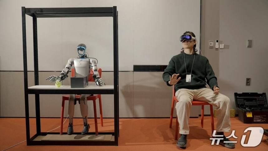 본문 이미지 - LG CNS가 휴머노이드 로봇에 피지컬 AI 적용을 위해 시뮬레이션 기반으로 학습을 진행하고 있다.&#40;LG CNS 제공&#41;