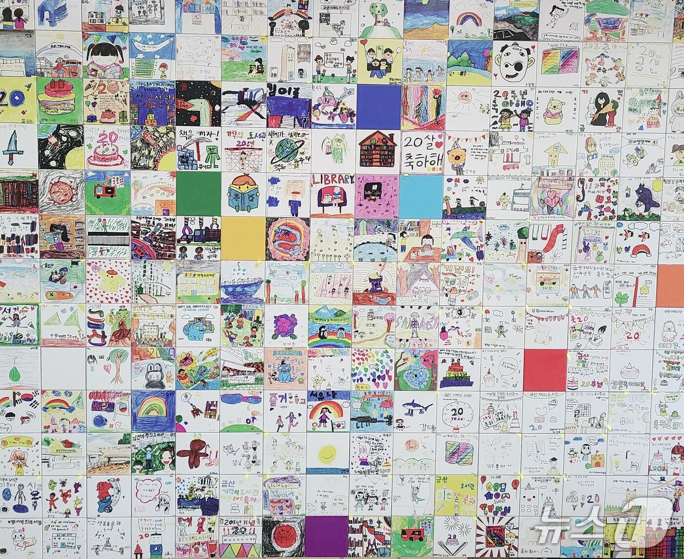 본문 이미지 - 금산기적의도서관 개관 20주년을 기념해 조성된 어깨동무담 (금산군 제공. 재판매 및 DB금지) 2025.10.17/뉴스1