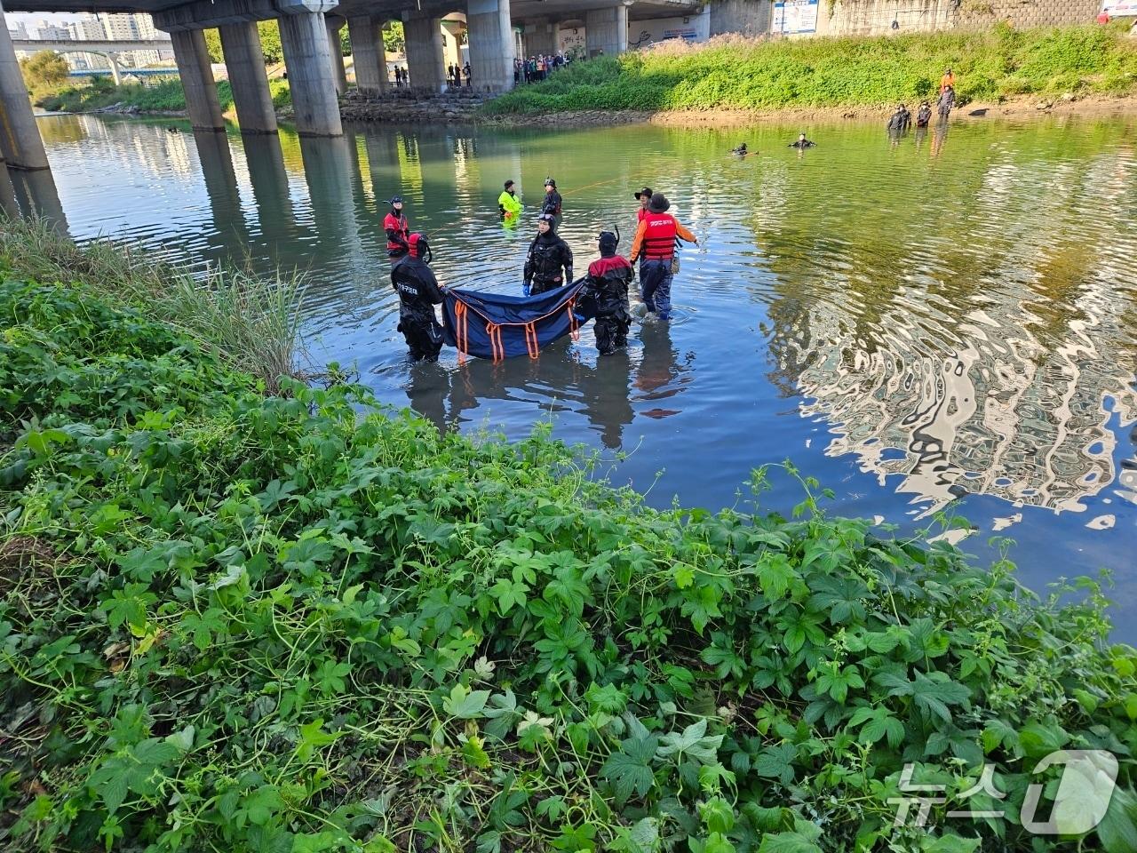 본문 이미지 - 소방 당국이 17일 오전 9시께 경기 의정부시 신곡동 동막교 아래에서 지난 13일 실종된 중학생 A 군 시신을 발견하고 인양하는 모습&#40;경기도북부소방재난본부 제공. 재판매 및 DB 금지&#41;/뉴스1  