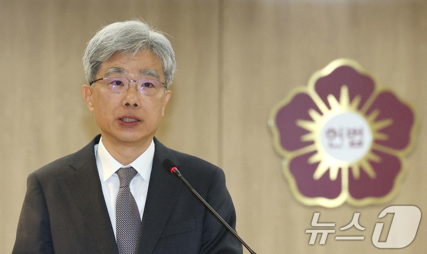본문 이미지 - 김상환 헌법재판소장이 17일 오전 서울 종로구 헌법재판소에서 열린 국회 법제사법위원회의 헌법재판소, 헌법재판연구원에 대한 국정감사에 참석해 인사말을 하고 있다. 2025.10.17 ⓒ 뉴스1 이광호 기자