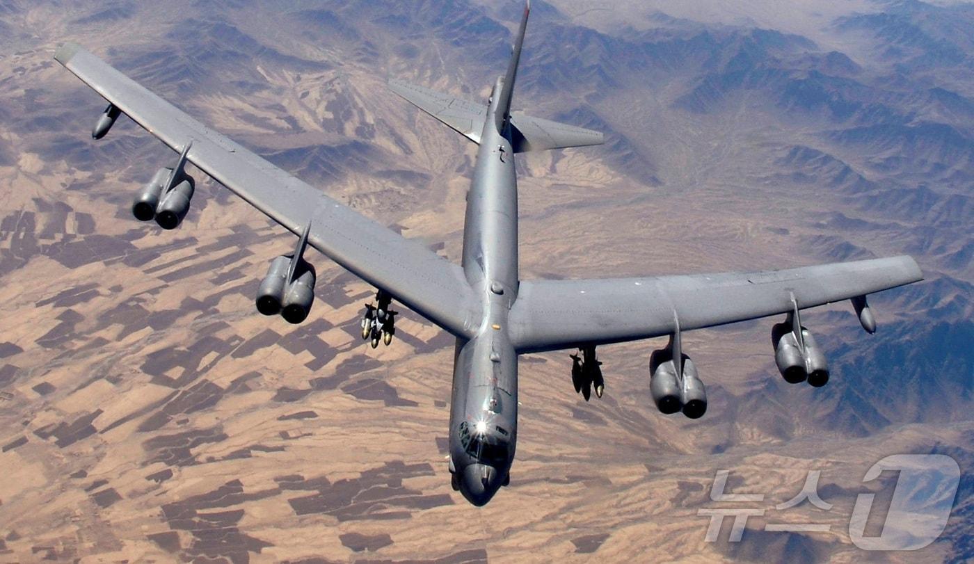 B-52 스트래토포트리스가 아프가니스탄 상공에서 근접 공중 지원 임무를 수행하기 위해 공중 급유를 준비하고 있다. &#40;자료사진&#41; 2025.7.22 ⓒ 로이터=뉴스1 ⓒ News1 강민경 기자