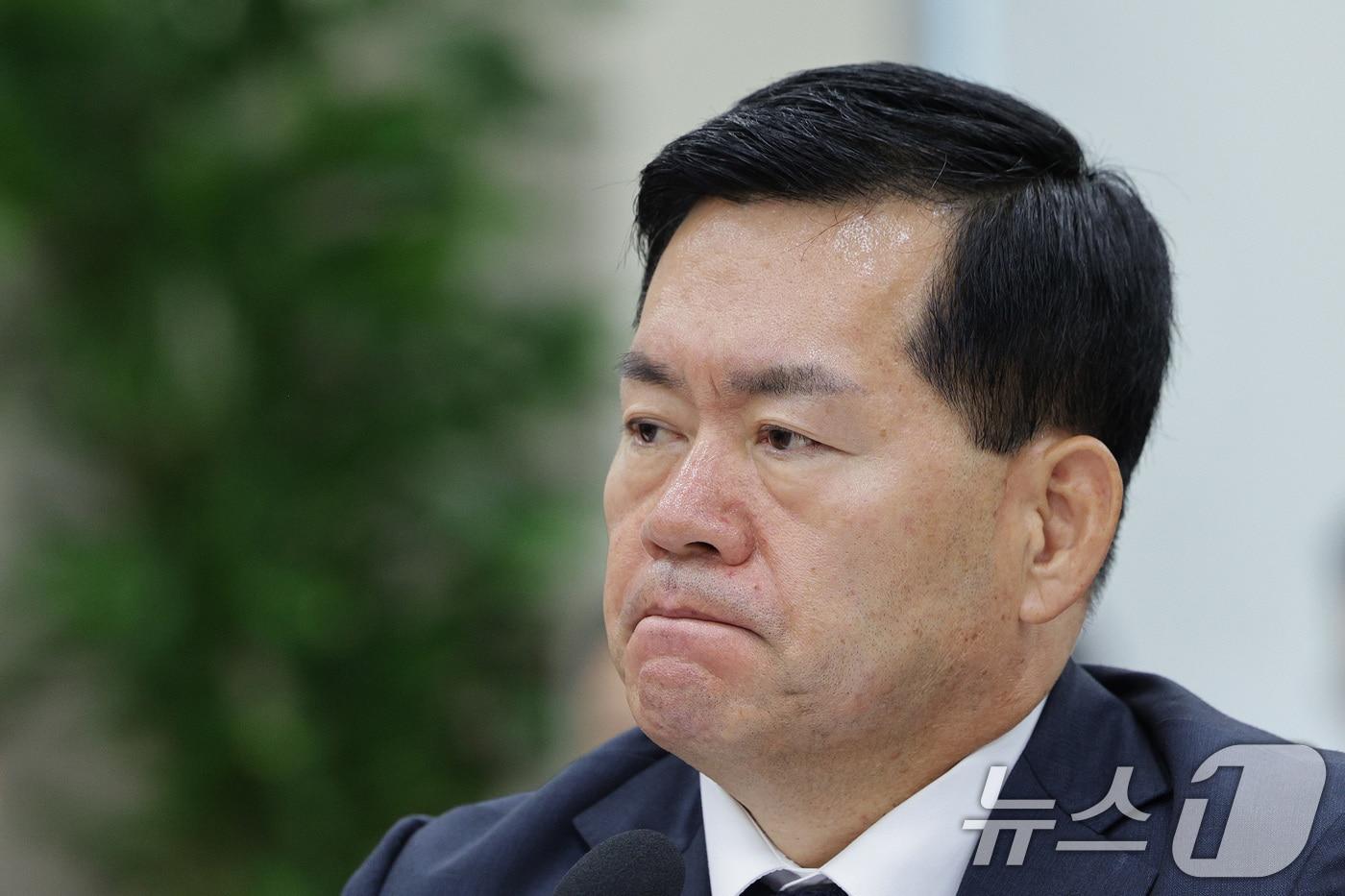 석종건 방위사업청장이 17일 서울 여의도 국회 국방위원회에서 열린 방위사업청 등에 대한 국정감사에서 생각에 잠겨 있다. 2025.10.17/뉴스1 ⓒ News1 신웅수 기자