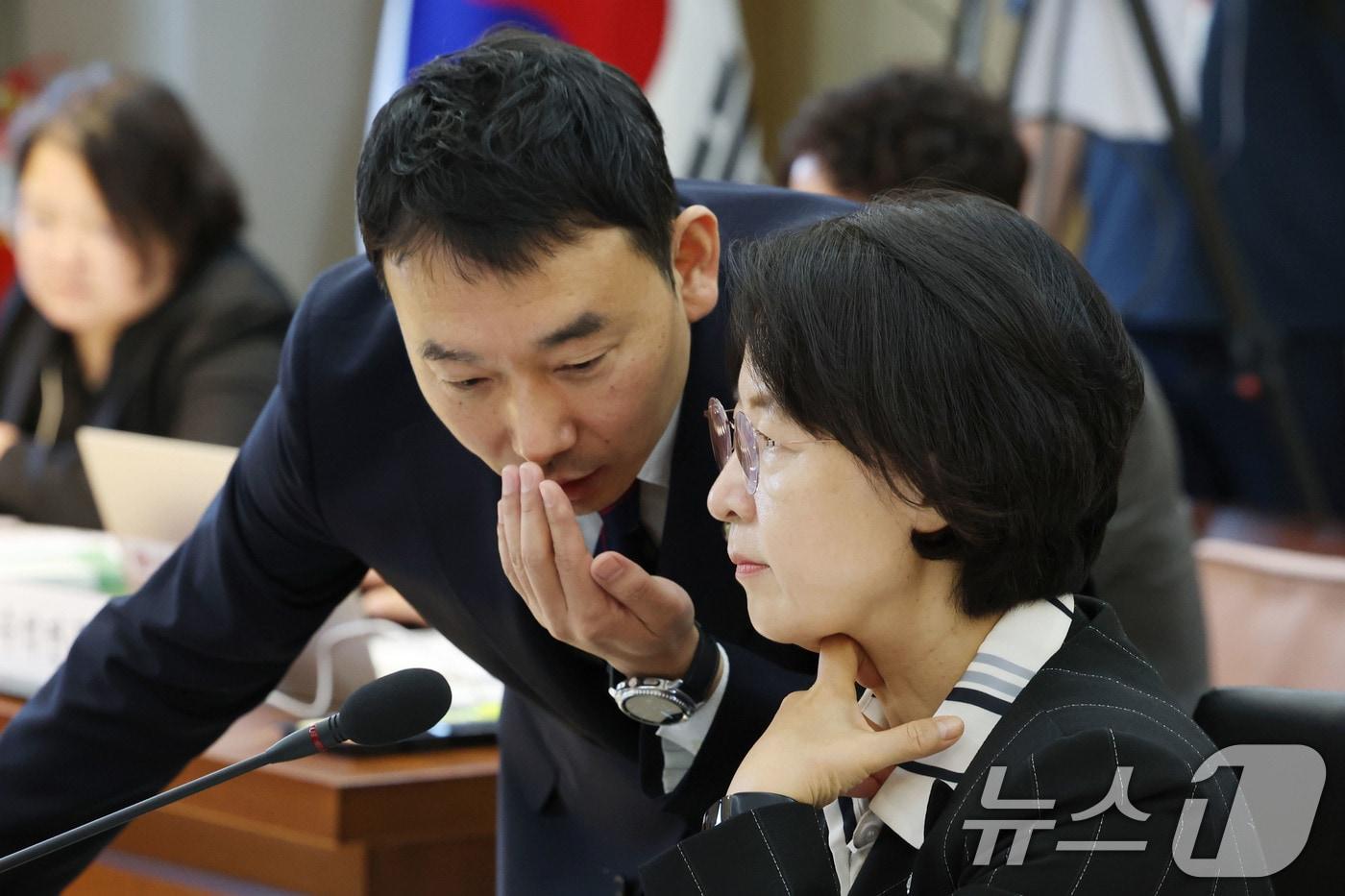 서울 종로구 헌법재판소에서 열린 국회 법제사법위원회의 헌법재판소, 헌법재판연구원에 대한 국정감사에서 추미애 위원장과 김용민 더불어민주당 간사가 대화하고 있다. 2025.10.17/뉴스1 ⓒ News1 이광호 기자