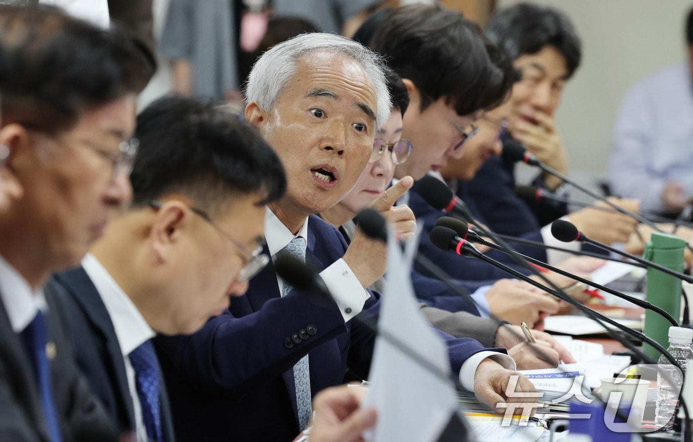 양부남 더불어민주당 의원이 지난 17일 서울 서대문구 경찰청에서 열린 국회 행정안전위원회 경찰청 국정감사에서 질의하고 있다. 2025.10.17/뉴스1 ⓒ News1 박지혜 기자