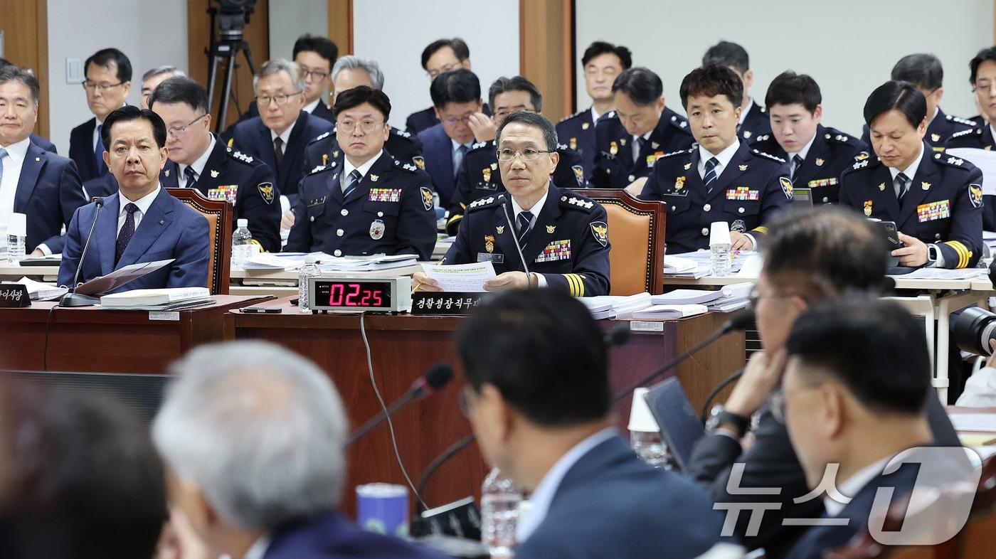 유재성 경찰청장 직무대행이 17일 서울 서대문구 경찰청에서 열린 국회 행정안전위원회 경찰청 국정감사에서 의원들 질의를 듣고 있다. 2025.10.17/뉴스1 ⓒ News1 박지혜 기자