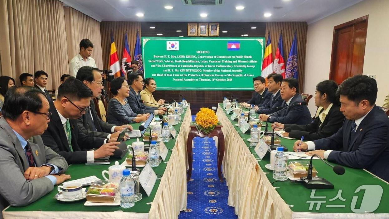본문 이미지 - 더불어민주당 재외국민안전대책단이 16일&#40;현지시간&#41; 캄보디아 프놈펜의 의회를 찾아 하원 의원들과 한국인 대상 납치·감금 사태와 관련한 회의를 하고 있다.  &#40;김병주 의원실 제공&#41;