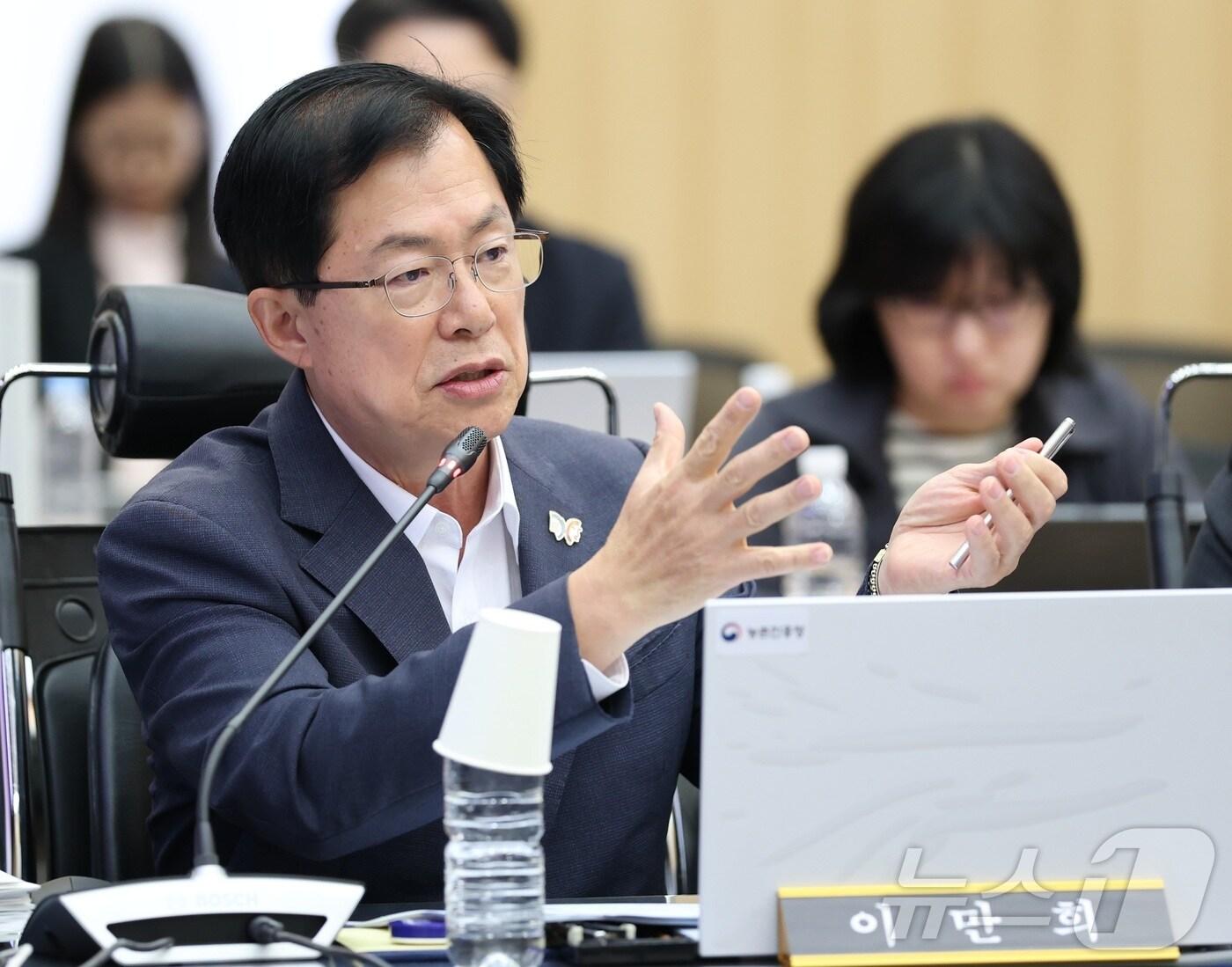 본문 이미지 - 이만희 국민의힘 의원이 17일 전북 전주시 농촌진흥청에서 열린 농림축산식품해양수산위원회 국정감사에서 질의를 하고 있다. 2025.10.17/뉴스1 ⓒ News1 유경석 기자