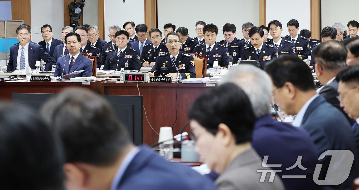 유재성 경찰청장 직무대행이 17일 서울 서대문구 경찰청에서 열린 국회 행정안전위원회 경찰청 국정감사에서 의원들 질의에 답변하고 있다. ⓒ News1 박지혜 기자