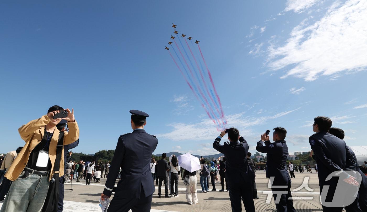 17일 경기 성남시 수정구 서울공항에서 열린 &#39;서울 국제 항공우주 및 방위산업 전시회&#39;&#40;서울 ADEX 2025&#41;&#39;에서 공군 특수비행팀 블랙이글스가 화려한 에어쇼를 선보이고 있다. 2025.10.17/뉴스1 ⓒ News1 김영운 기자