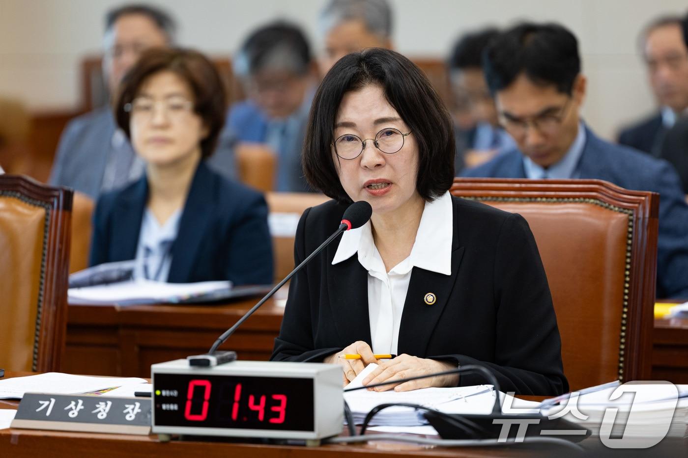 이미선 기상청장이 17일 서울 여의도 국회에서 열린 기후에너지환경노동위원회의 기상청 등에 대한 국정감사에서 의원 질의에 답하고 있다. 2025.10.17/뉴스1 ⓒ News1 유승관 기자