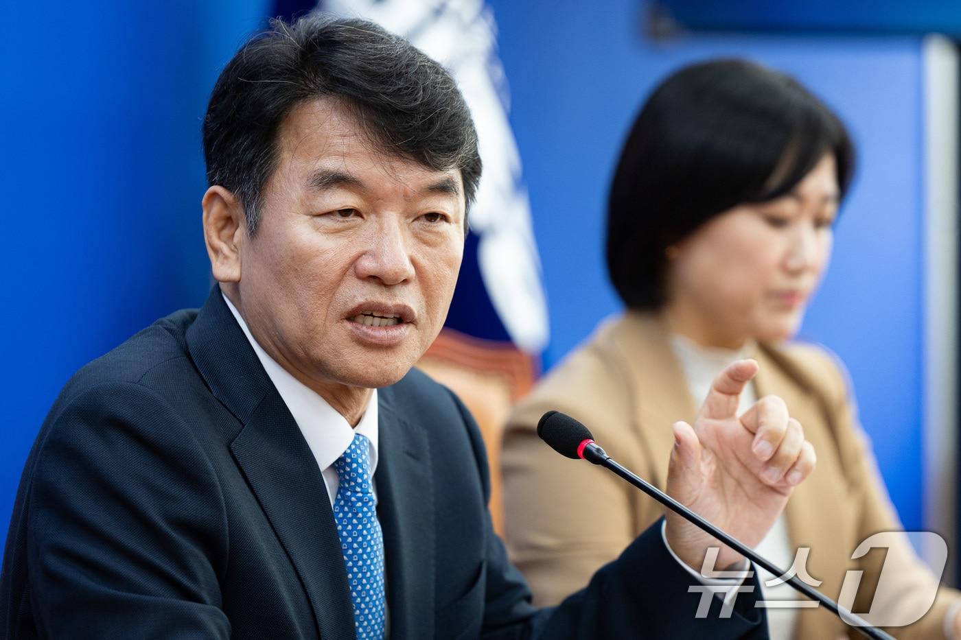 문진석 더불어민주당 국정감사종합상황실장(원내운영수석부대표)이 지난 17일 서울 여의도 국회에서 국정감사 일일 브리핑을 하고 있다. 2025.10.17/뉴스1 ⓒ News1 유승관 기자