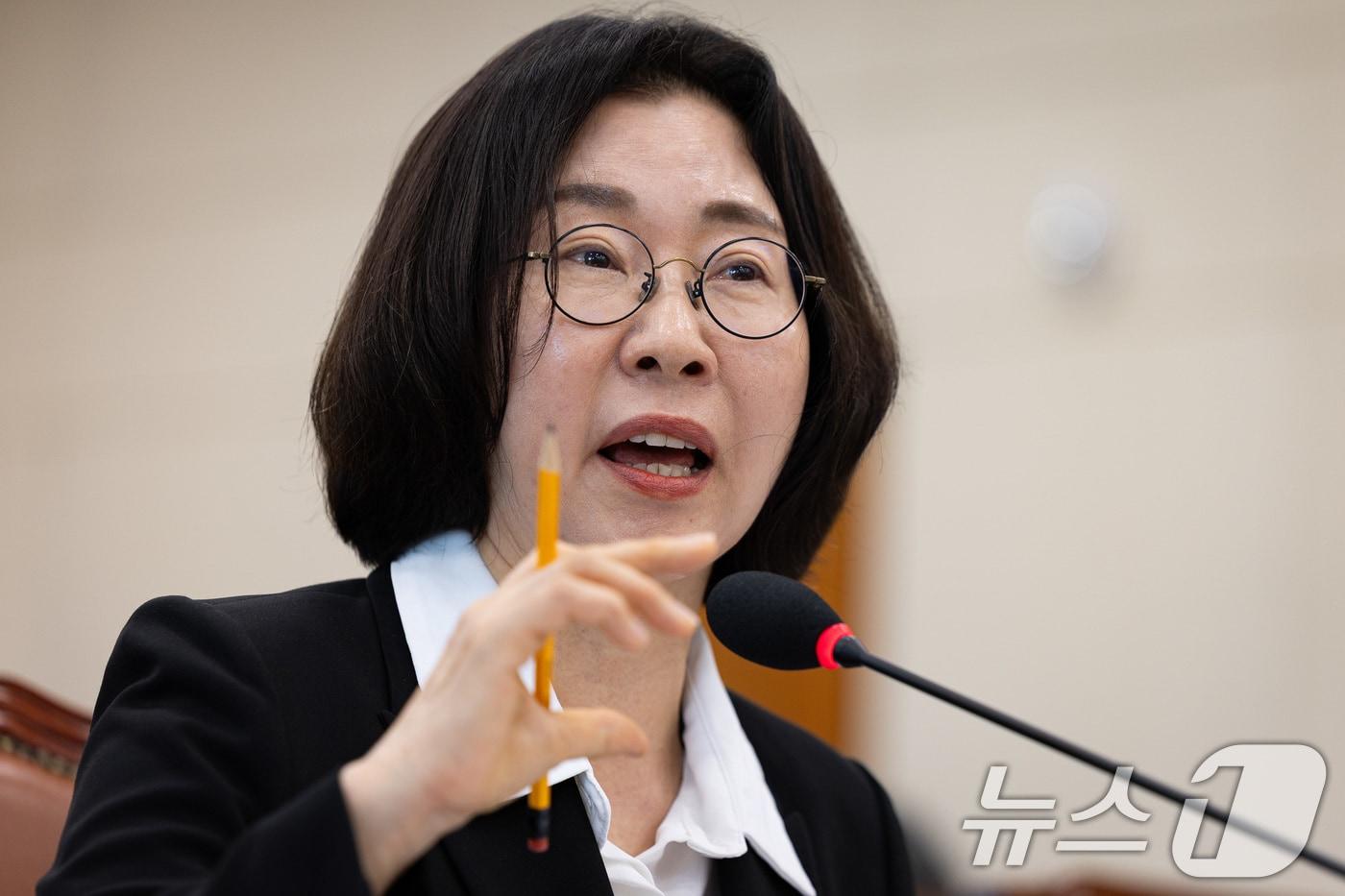 이미선 기상청장이 17일 서울 여의도 국회에서 열린 기후에너지환경노동위원회의 기상청 등에 대한 국정감사에서 의원 질의에 답하고 있다. 2025.10.17/뉴스1 ⓒ News1 유승관 기자