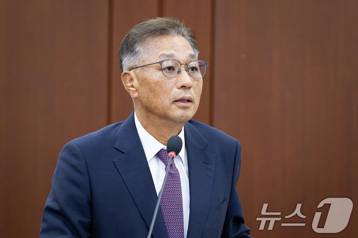 강중구 건강보험심사평가원장이 17일 서울 여의도 국회에서 열린 보건복지위원회의 국민건강보험공단 등에 대한 국정감사에서 인사말 및 업무보고를 하고 있다. ⓒ News1 유승관 기자