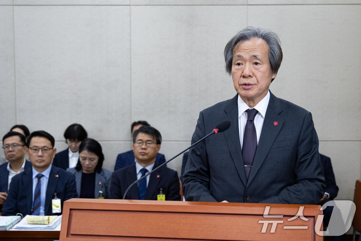 정기석 국민건강보험공단 이사장이 지난 17일 서울 여의도 국회에서 열린 보건복지위원회의 국민건강보험공단 등에 대한 국정감사에서 인사말 및 업무보고를 하고 있다. /뉴스1 ⓒ News1 유승관 기자