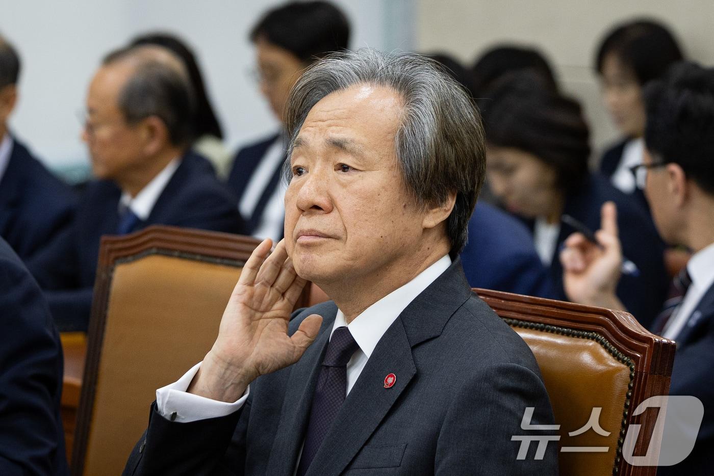 정기석 국민건강보험공단 이사장이 17일 서울 여의도 국회에서 열린 보건복지위원회의 국민건강보험공단 등에 대한 국정감사에서 얼굴을 매만지고 있다. ⓒ News1 유승관 기자