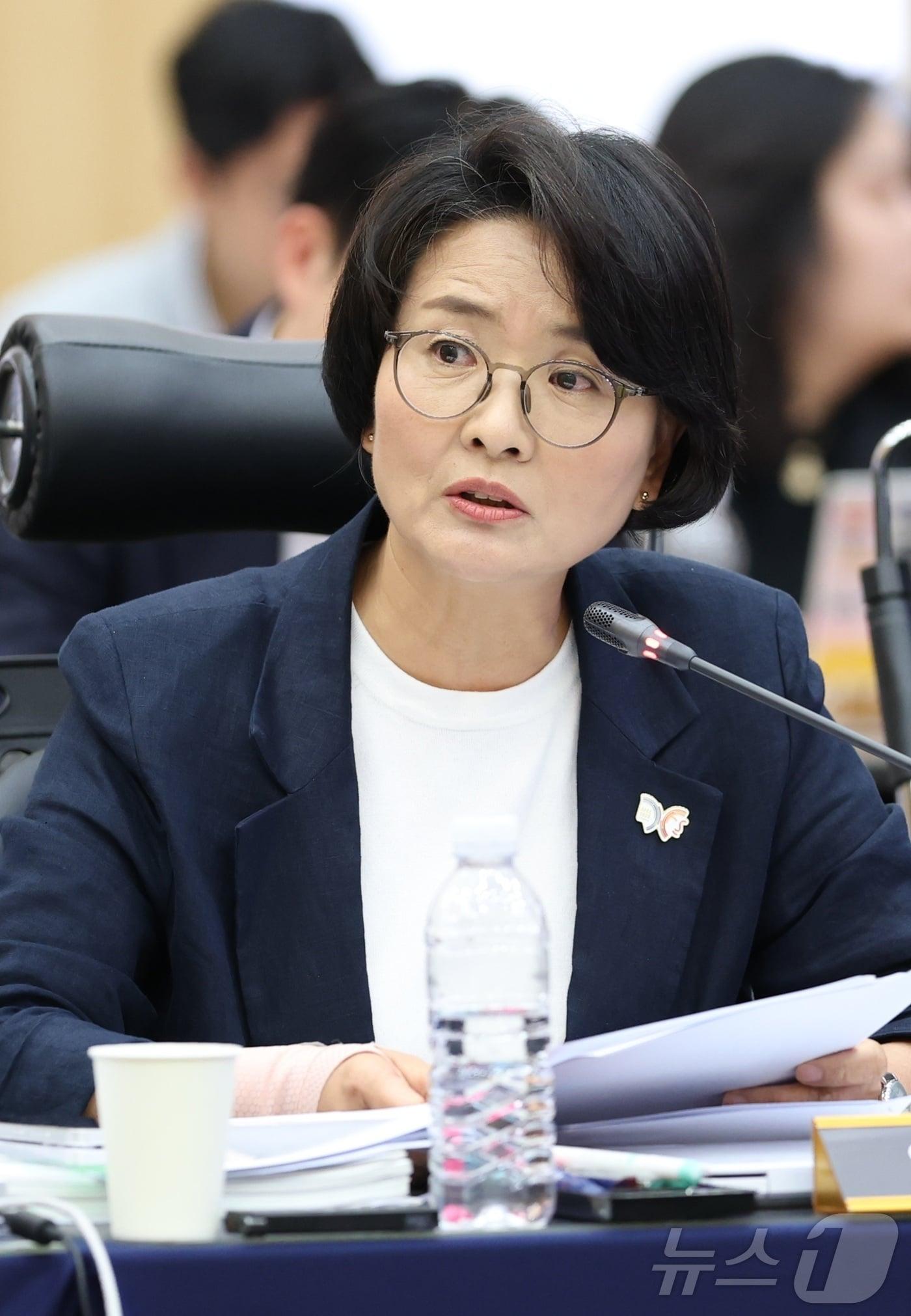 본문 이미지 - 임미애 더불어민주당 의원이 지난해 10월 17일 전북 전주시 농촌진흥청에서 열린 농림축산식품해양수산위원회 국정감사에서 질의하고 있다. 2025.10.17 ⓒ 뉴스1 유경석 기자