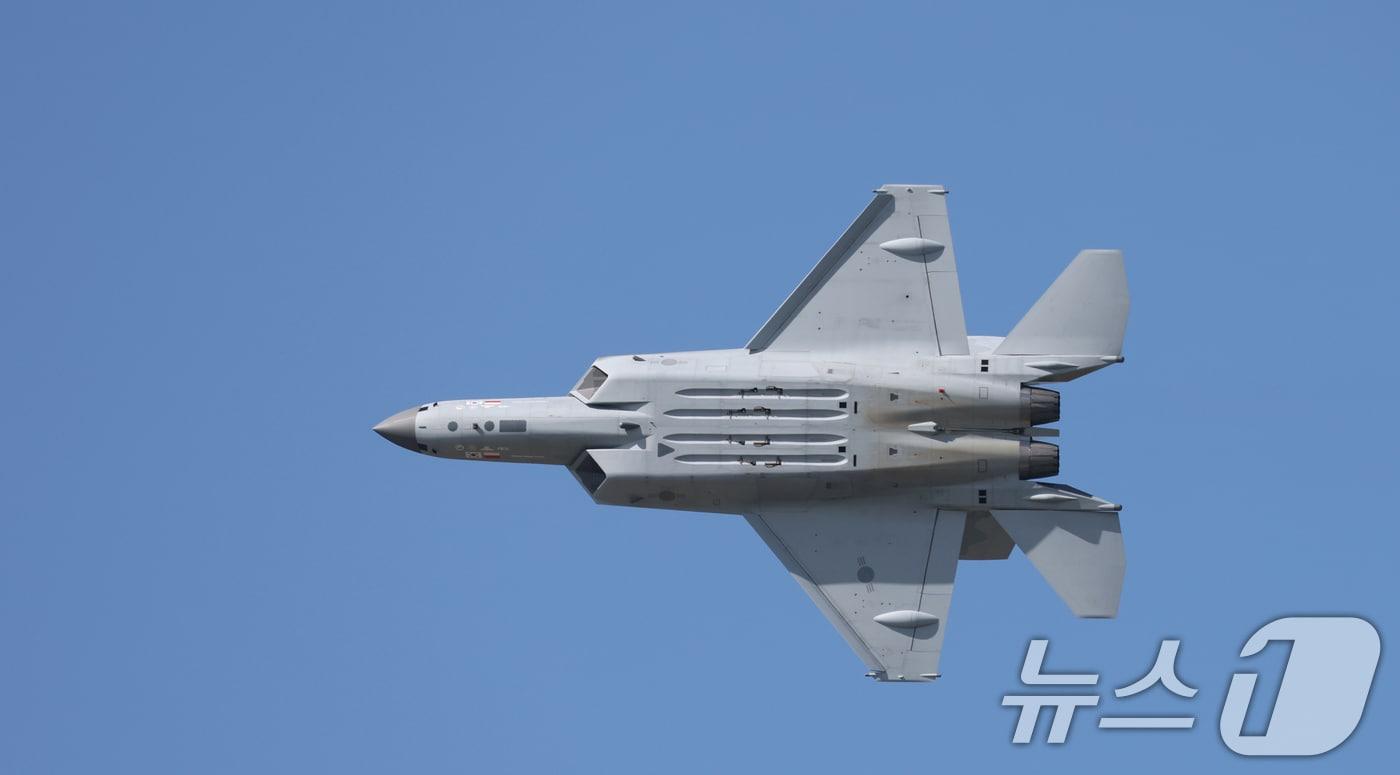 지난달 17일 경기 성남시 수정구 서울공항에서 열린 &#39;서울 국제 항공우주 및 방위산업 전시회&#39;&#40;서울 ADEX 2025&#41;에서 공군 KF-21 전투기가 화려한 기동을 선보이고 있다. 2025.10.17/뉴스1 ⓒ News1 김영운 기자