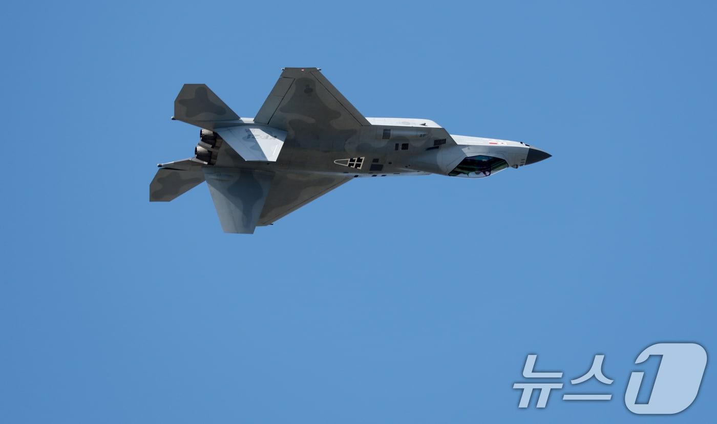 지난 17일 경기 성남시 수정구 서울공항에서 열린 &#39;서울 국제 항공우주 및 방위산업 전시회&#39;&#40;서울 ADEX 2025&#41;&#39;에서 공군 KF-21 전투기가 화려한 기동을 선보이고 있다. 2025.10.17/뉴스1 ⓒ News1 김영운 기자