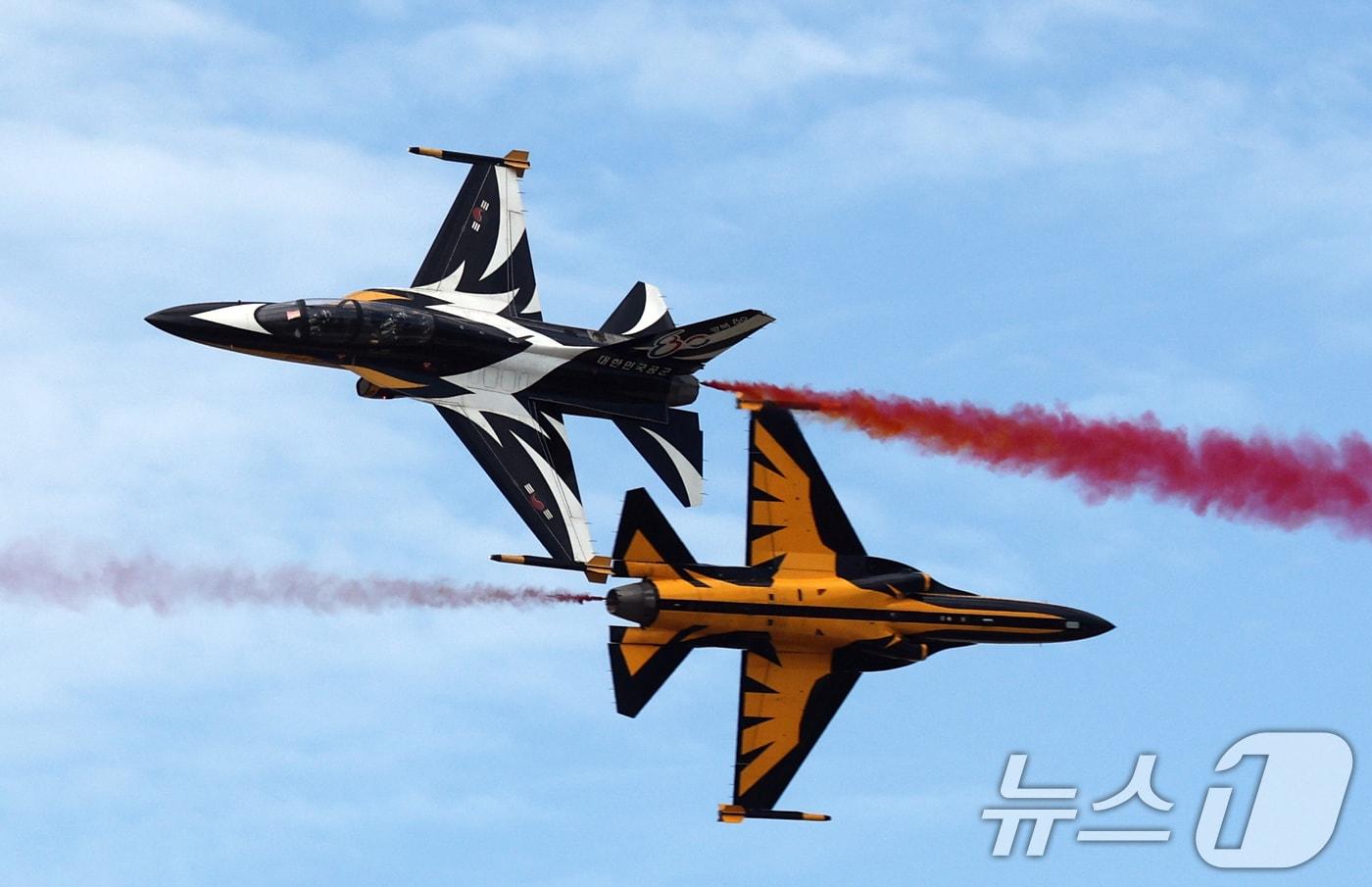 본문 이미지 - 지난해 10월 경기 성남시 수정구 서울공항에서 열린 '서울 국제 항공우주 및 방위산업 전시회'(서울 ADEX 2025)'에서 공군 특수비행팀 블랙이글스가 화려한 에어쇼를 선보이고 있다. 뉴스1 ⓒ News1 김영운 기자