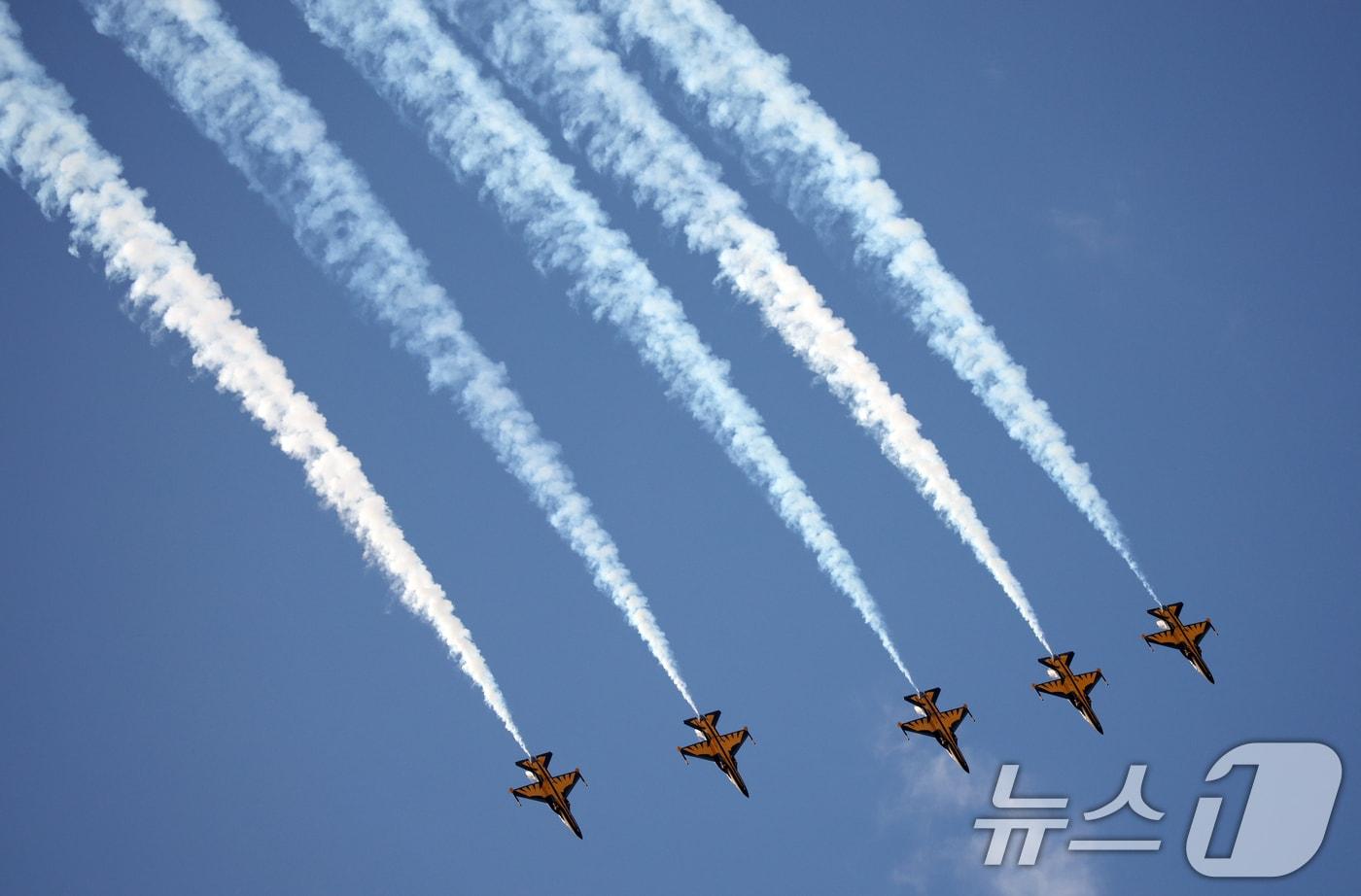 경기 성남시 수정구 서울공항에서 열린 &#39;서울 국제 항공우주 및 방위산업 전시회&#39;&#40;서울 ADEX 2025&#41;&#39;에서 공군 특수비행팀 블랙이글스가 화려한 에어쇼를 선보이고 있다. &#40;사진은 기사 내용과 무관함&#41; 2025.10.17/뉴스1 ⓒ News1 김영운 기자