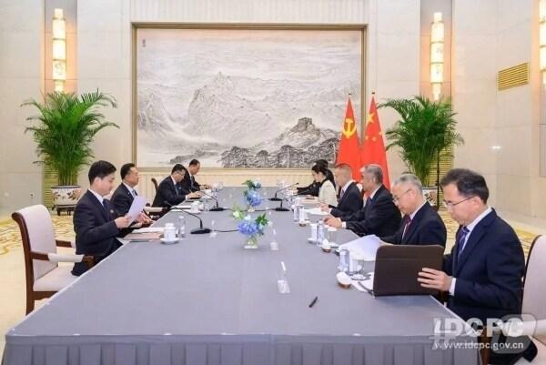 본문 이미지 - 류하이싱 중국 대외연락부장이 16일 베이징에서 리룡남 주중 북한대사와 만났다. &#40;대외연락부 홈페이지&#41; ⓒ News1 정은지 특파원